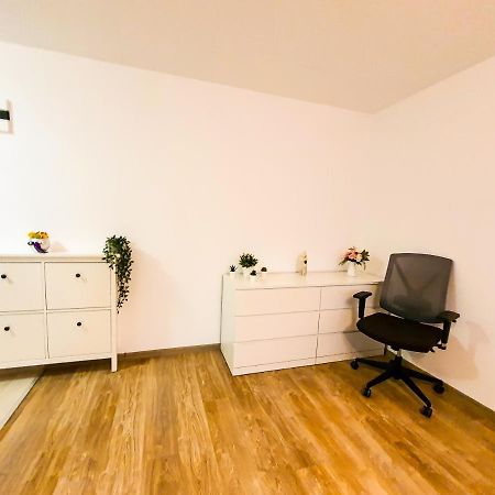Luxurious Retreat 1Br Apartment With Netflix, Private Parking And Self Check In Popesti-Leordeni Esterno foto