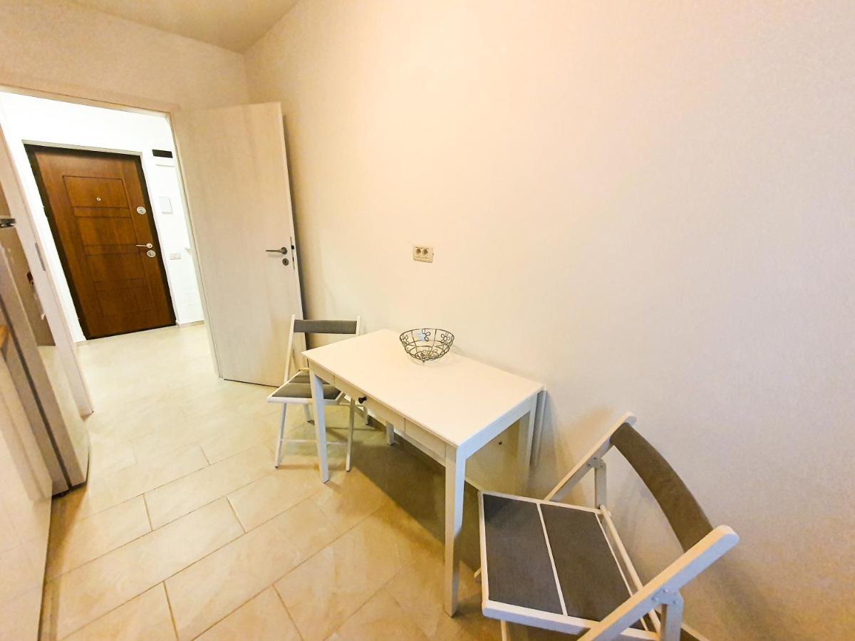 Luxurious Retreat 1Br Apartment With Netflix, Private Parking And Self Check In Popesti-Leordeni Esterno foto
